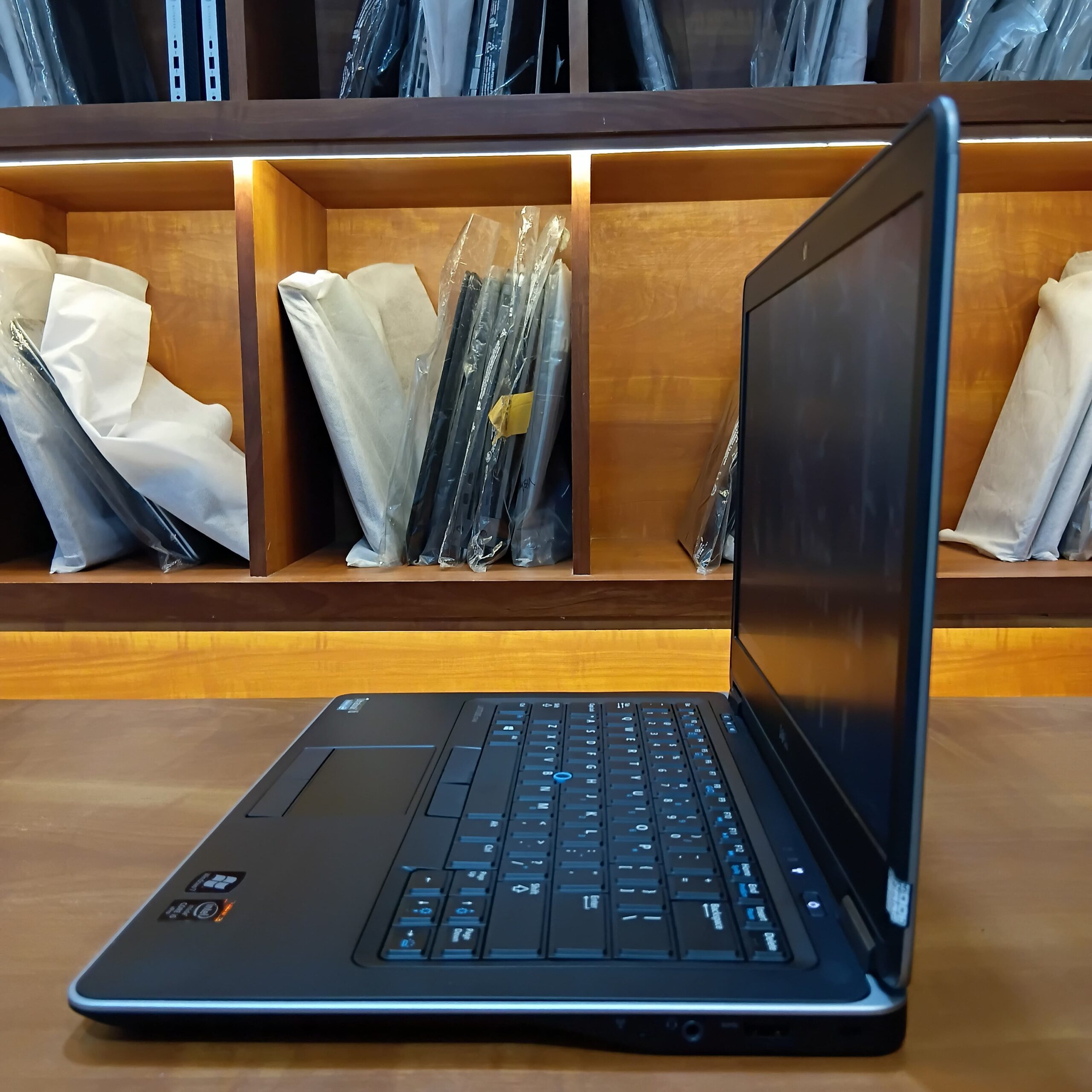 Dell Latitude E7440 Laptop - Intel i5 4th Gen | 8GB RAM | 250GB SSD | 14" Display | Refurbished - Image 5