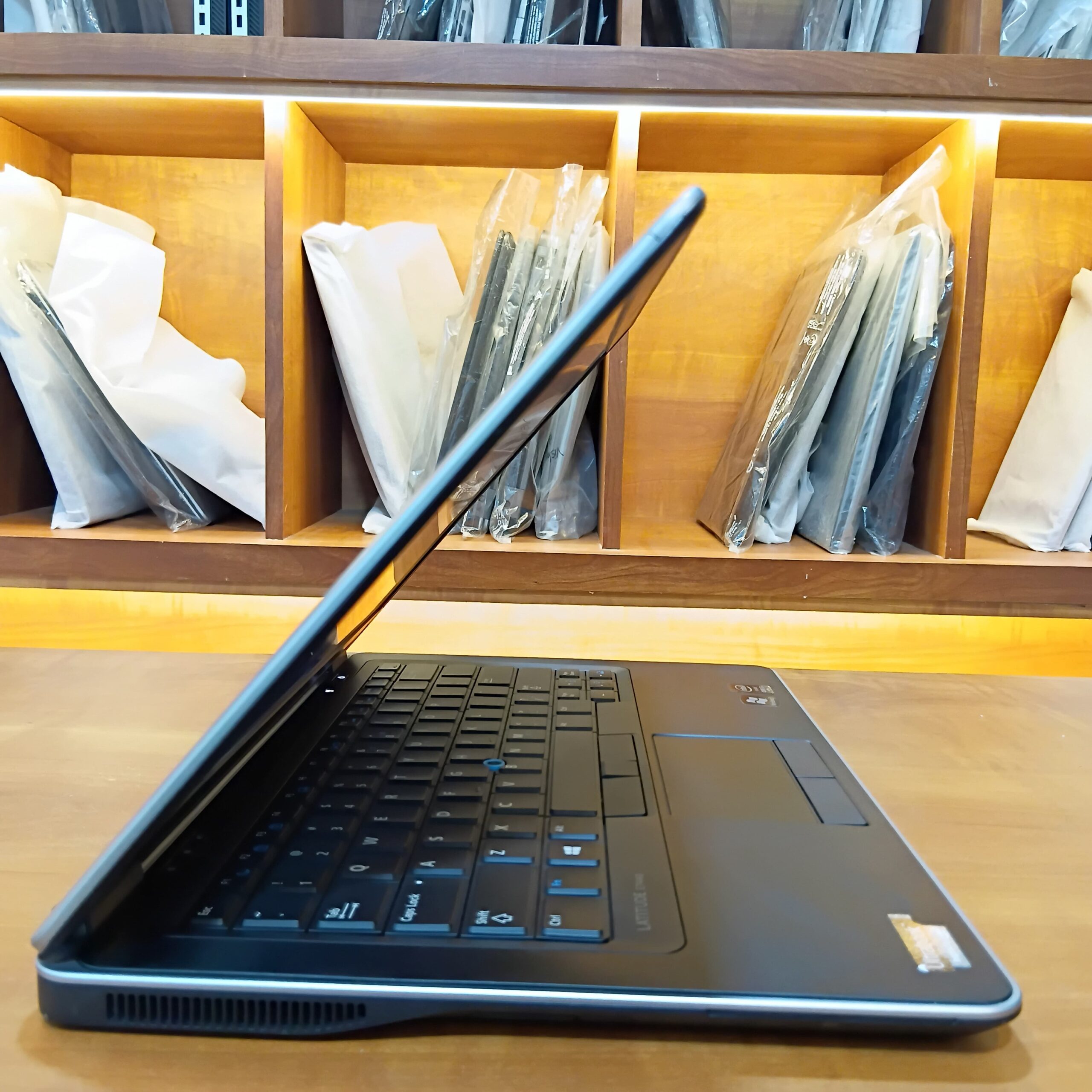 Dell Latitude E7440 Laptop - Intel i5 4th Gen | 8GB RAM | 250GB SSD | 14" Display | Refurbished - Image 3