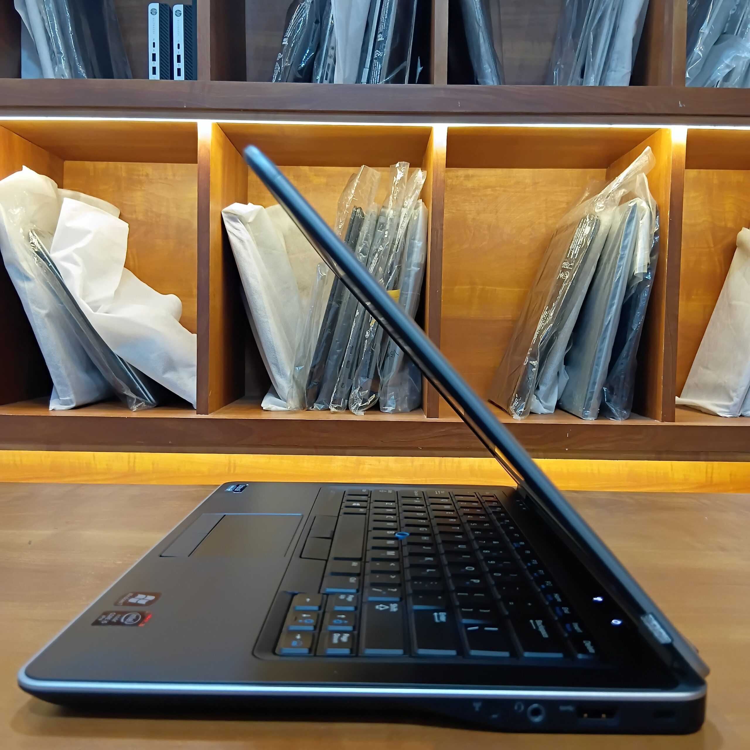 Dell Latitude E7440 Laptop - Intel i5 4th Gen | 8GB RAM | 250GB SSD | 14" Display | Refurbished - Image 2