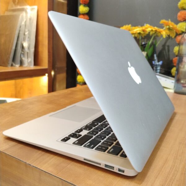 Apple MacBook Air A1466 - Intel Core i7 | 8GB RAM | 256GB SSD